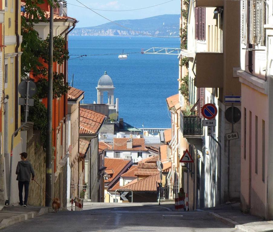 Casa Vacanze All'Angolo Trieste Luaran gambar